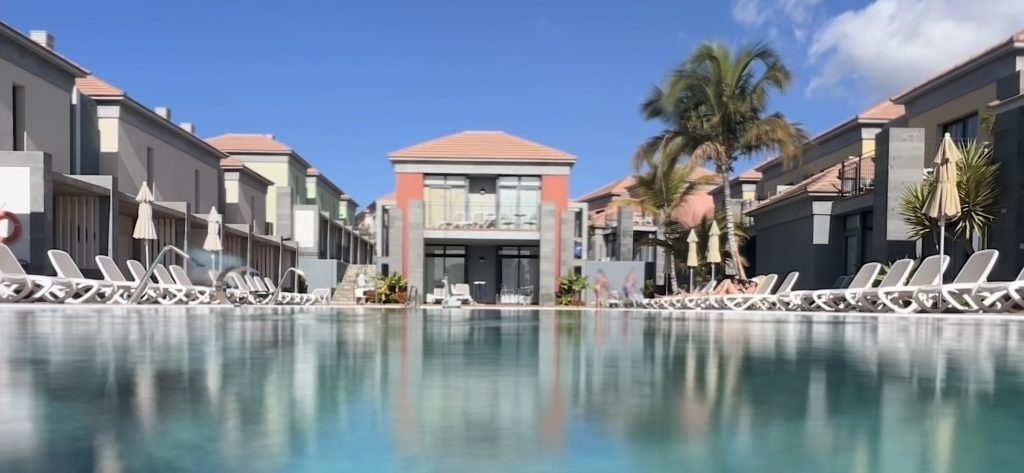 Luxuriöse Ferienvillen mit Pool und Liegestühlen