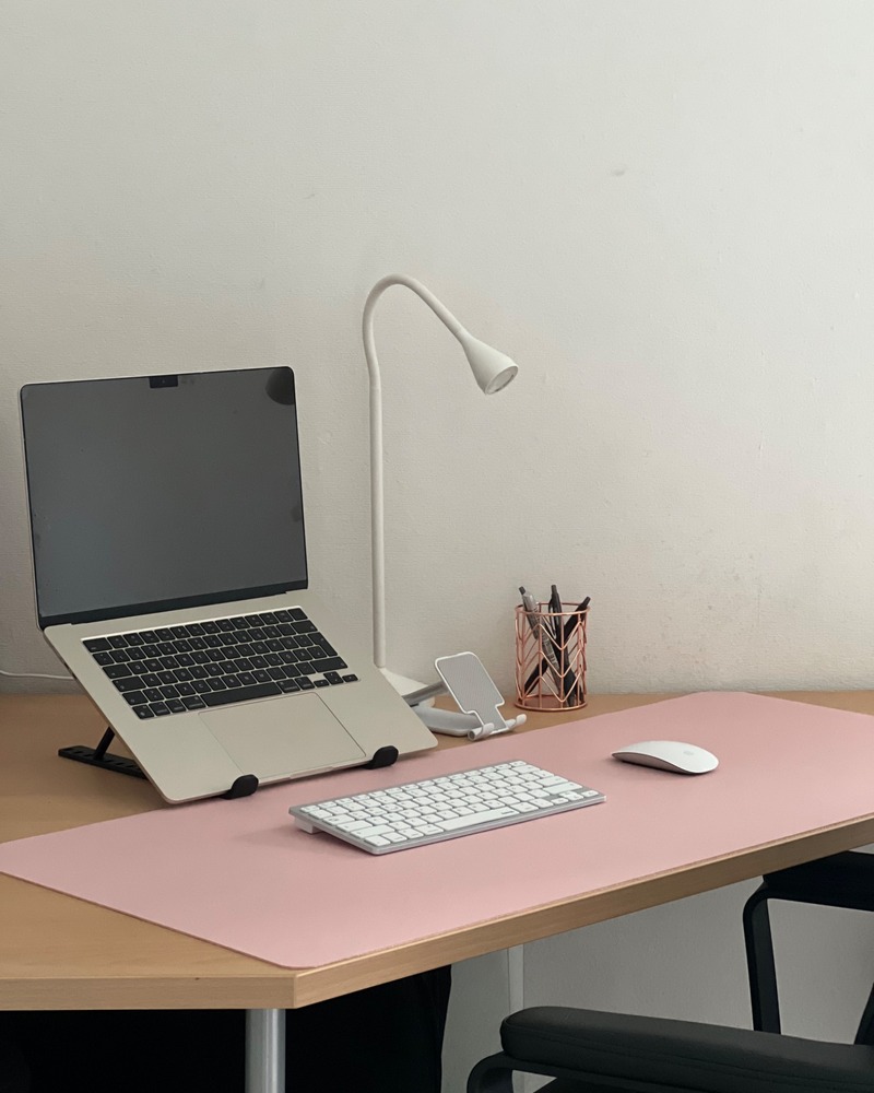 Schreibtisch mit Laptop